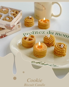 Primer plano de velas aromáticas con forma de galleta en un plato con taza de café
