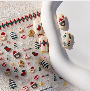 Détail macro de stickers d'ongles ours de Noël vintage avec texture 3D gaufrée