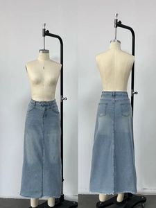 Vorder- und Rückansicht eines hellblauen langen Jeansrocks auf einer Schneiderpuppe