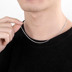Minimalistische 2,2 mm Edelstahl Schlangenkette in Silber am Hals getragen