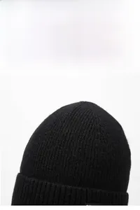 Detaillierte Nahaufnahme einer schwarzen Strickmütze mit klassischem Rippenstrickmuster