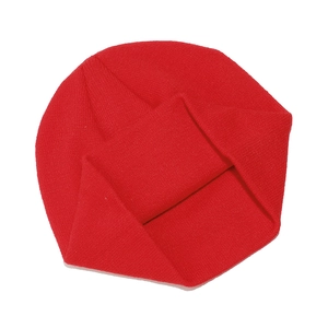 Gros plan du bonnet en tricot rouge montrant la texture fine et le fil acrylique chaud