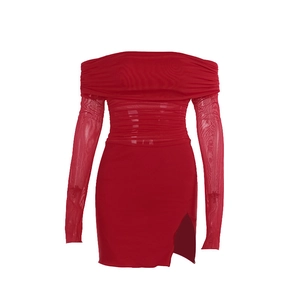 Elegantes rotes schulterfreies enges Netzkleid mit Seitenschlitz und Falten-Details