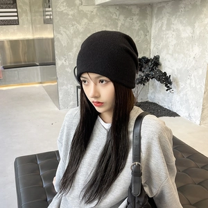 Détail du bonnet en tricot noir de qualité montrant la texture côtelée et le tissu chaud