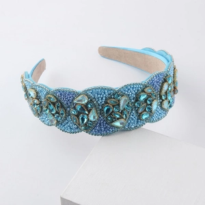 Detalle de la diadema barroca con cuentas azules y cristales en tela de raso