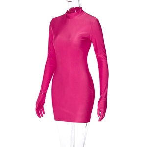Dettaglio dell'abito aderente rosso rosa con maniche a guanto e design modellante