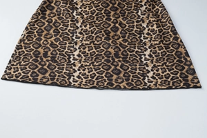 Vue détaillée de l'ourlet de robe léopard avec coutures et finitions de qualité