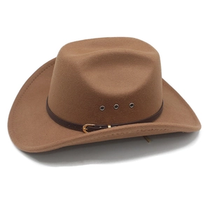 Dettaglio di cappello cowboy in feltro con fibbia in pelle e occhielli di aerazione