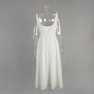 Détail de la robe midi blanche sans manches avec dos en U profond et taille ajustée