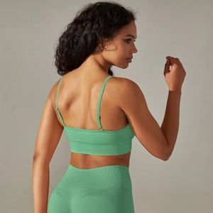 Dettaglio del retro del reggiseno sportivo in maglia a coste verde menta e dei leggings a vita alta