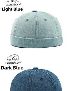 Dettaglio dei cappelli docker in denim blu chiaro e scuro che mostra trama e cuciture