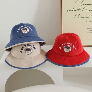 Chapeaux bob pour enfants en velours côtelé avec broderie d'ours en bleu et rouge
