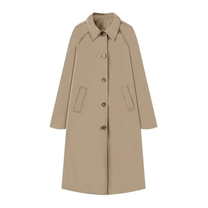 Detail eines khakifarbenen Trenchcoats mit Reverskragen und einreihiger Knopfleiste