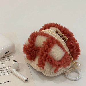 Custodia AirPods in morbido tessuto waffle con ciondolo di perle e zip metallica