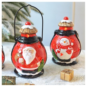 Gros plan de lanternes de Noël en céramique avec Père Noël et bonhomme de neige et LED