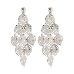 Détail de boucles d'oreilles clips à feuilles argentées à plusieurs couches ciselées