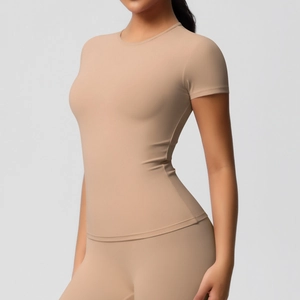 Détail d'un haut de yoga respirant en tissu sport beige doux et extensible ajusté