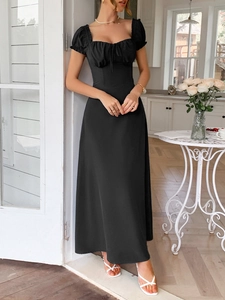 Elegante abito lungo nero con maniche a sbuffo, scollo quadrato e gonna fluida