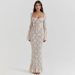 Détails de la robe longue en dentelle blanche avec manches évasées et motifs fins