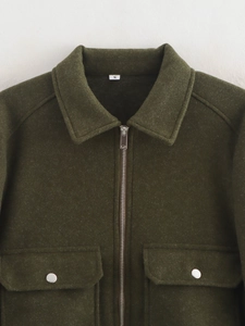 Détails de la veste en tweed olive foncé avec fermeture éclair et poches à rabat