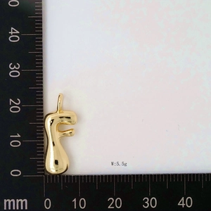 Detailed size measurement of golden bubble letter F pendant showing 25mm length