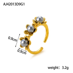 Dettaglio anello a fiore dorato con perle, misura 0,9 cm e peso 3,2 g per gioielleria moda