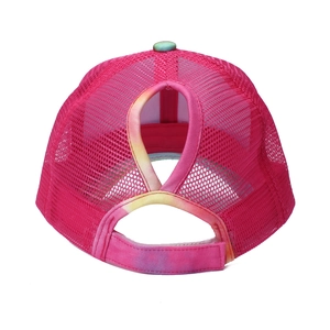 Rosarote Mesh-Baseballkappe mit Regenbogen-Batik-Pferdeschwanz-Öffnung und Klettverschluss