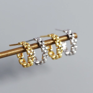 Detailed close-up of S925 silver chain-link hoop earrings in gold and silver finish