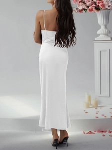 Robe longue élégante en satin blanc avec dos nu et fines bretelles spaghetti chic