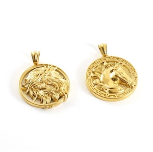 Dettaglio di ciondoli placcati in oro 18K con rilievi 3D di Gesù e testa di cavallo