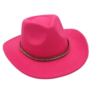 Dettaglio cappello cowboy in feltro rosa con fascia in pelle borchiata e strass luminosi