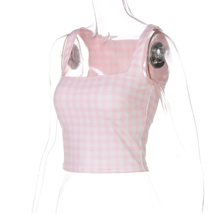 Détail du col carré et du motif vichy rose sur un haut court ajusté pour femme