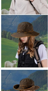 Détail d'un chapeau de soleil rétro en toile marron avec large bord et cordon jaune
