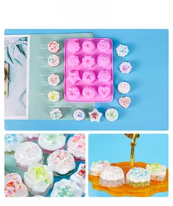 Détail d'un moule en silicone rose à 12 cavités avec fleurs, étoiles et cœurs pour bricolage