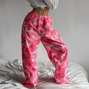 Pantaloni cargo da donna con stampa mimetica rosa, coulisse in vita e taglio gamba larga