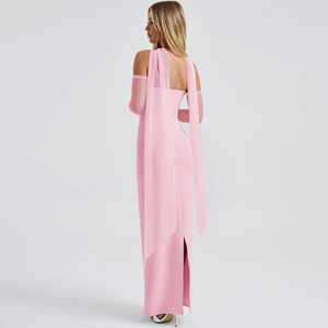 Détail de la robe bustier rose moulante avec manches en tulle et rubans flottants