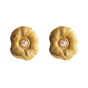 Détail de boucles d'oreilles fleurs dorées en acier inoxydable avec perle centrale ronde