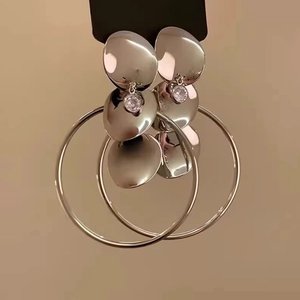 Υπερβολικά ασημένια μεταλλικά σκουλαρίκια με ένθετο ζιργκόν και μεγάλους στρογγυλούς κρίκους