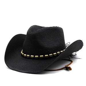 Détail d'un chapeau de cowboy en paille noire avec bande de perles et cordon réglable