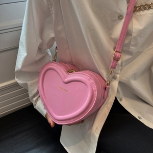 Dettaglio borsa a tracolla rosa a forma di cuore in pelle PU con finiture metalliche