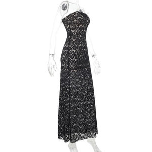 Détail de la robe de plage en dentelle noire avec motifs de roses et texture fine
