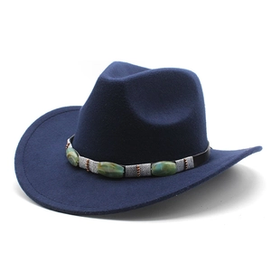 Détail d'un chapeau de cowboy en laine bleu marine avec bande en cuir et pierres turquoise