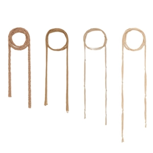 Quatre écharpes minimalistes et ceintures fines aux tons terre et styles de tricot variés