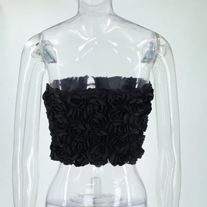 Detailansicht der 3D-Rosen-Textur auf der Rückseite eines schwarzen Tube-Tops