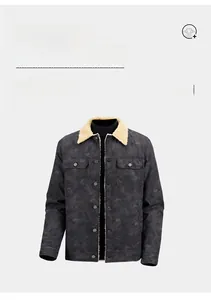 Details einer dunkelgrauen Winterjacke mit beigem Lammfellkragen und Metallknöpfen