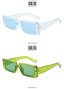 Detailansicht der rechteckigen Sonnenbrille in blauem und grünem Jelly-Design aus 45 Grad