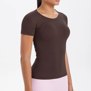 Dettaglio del top sportivo marrone senza cuciture con micro-perforazioni e texture traspirante