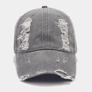 Vue détaillée de la casquette de baseball en denim gris avec bords usés et texture