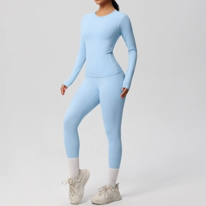 Détail de l'ensemble de yoga bleu clair avec haut à manches longues et leggings à poches latérales