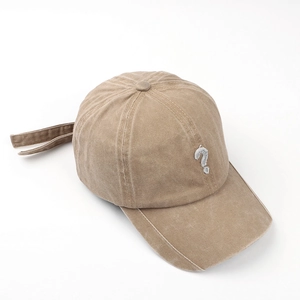 Dettaglio cappello baseball in denim kaki con cinturino lungo e ricamo punto interrogativo